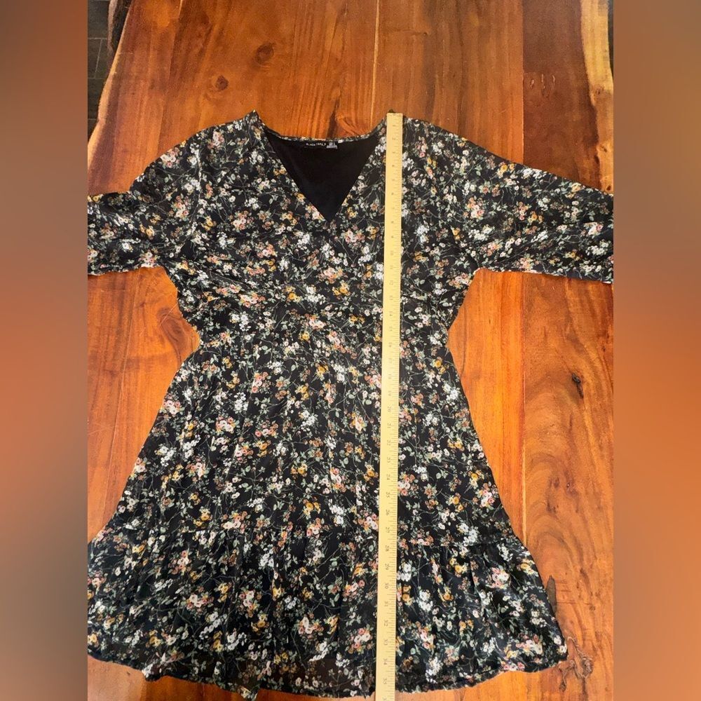 Black Tape Floral V-Neck Ruffle Hem Long Sleeve Mini Dress Black Multi Size LG - Picture 10 of 14